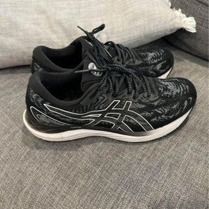 ASICS mens black/white/gray running shoes. Size 8. Excellent condition.